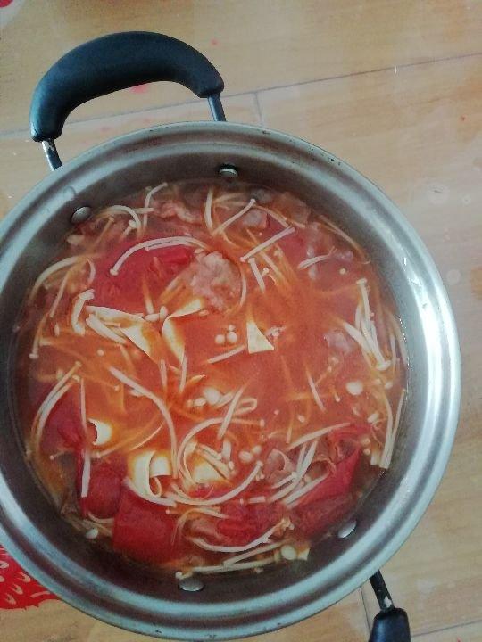 金针菇肥牛番茄锅