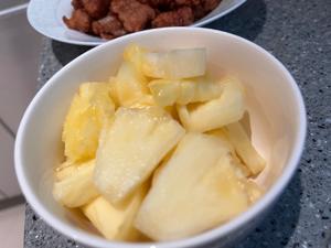 酸酸甜甜菠萝咕噜肉的做法 步骤4