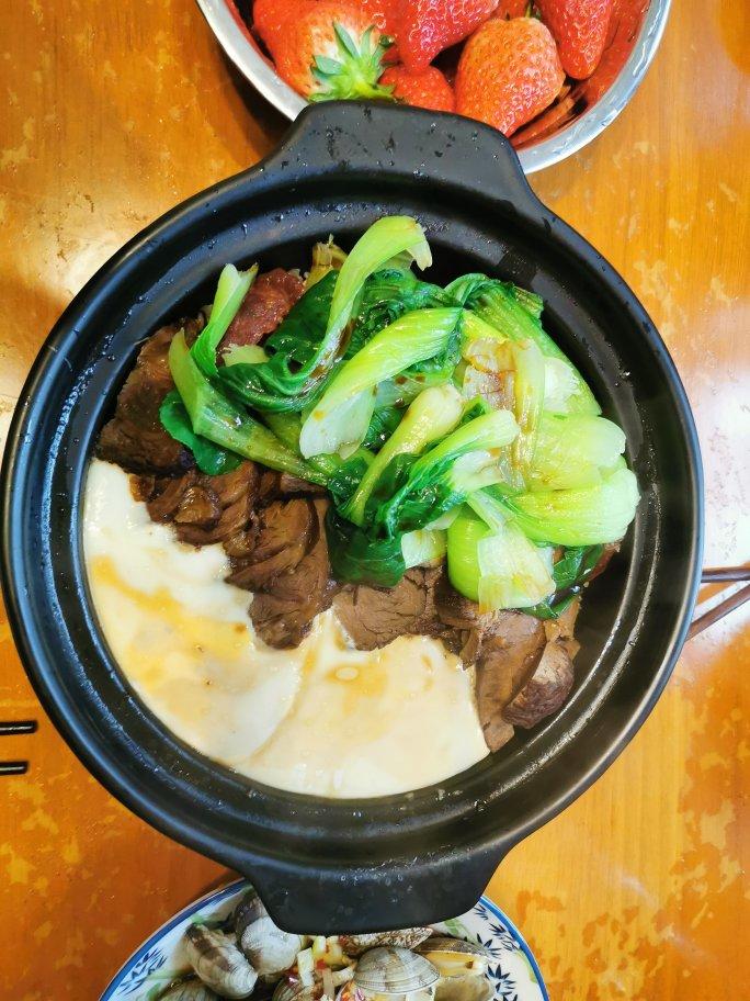 广式腊味煲仔饭