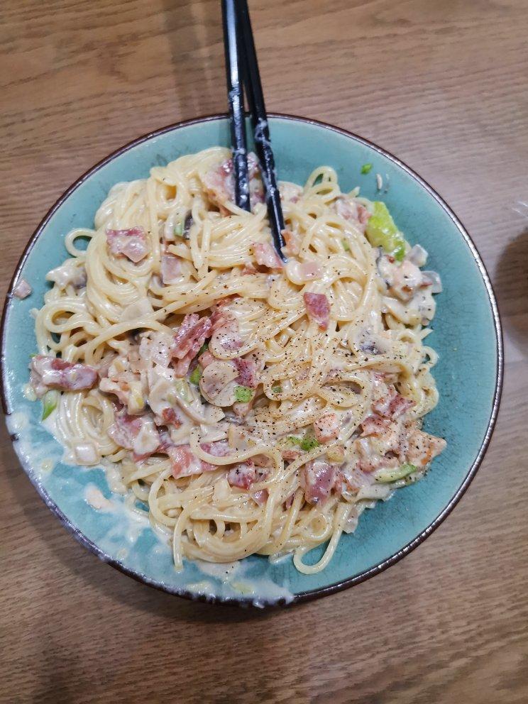 白蘑菇奶油培根意面