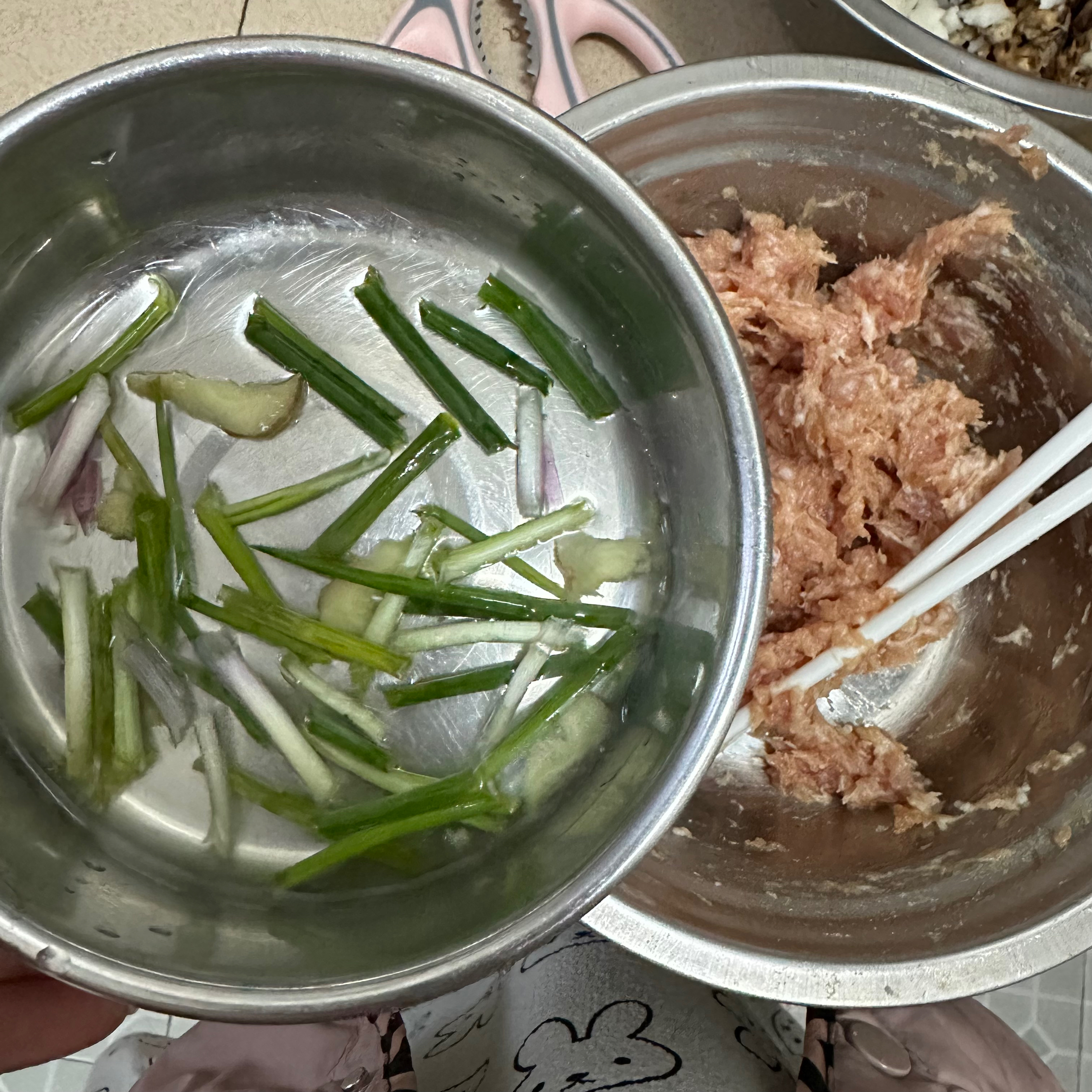 玉米马蹄胡萝卜馅、白菜香菇马蹄馅饺子的做法 步骤6