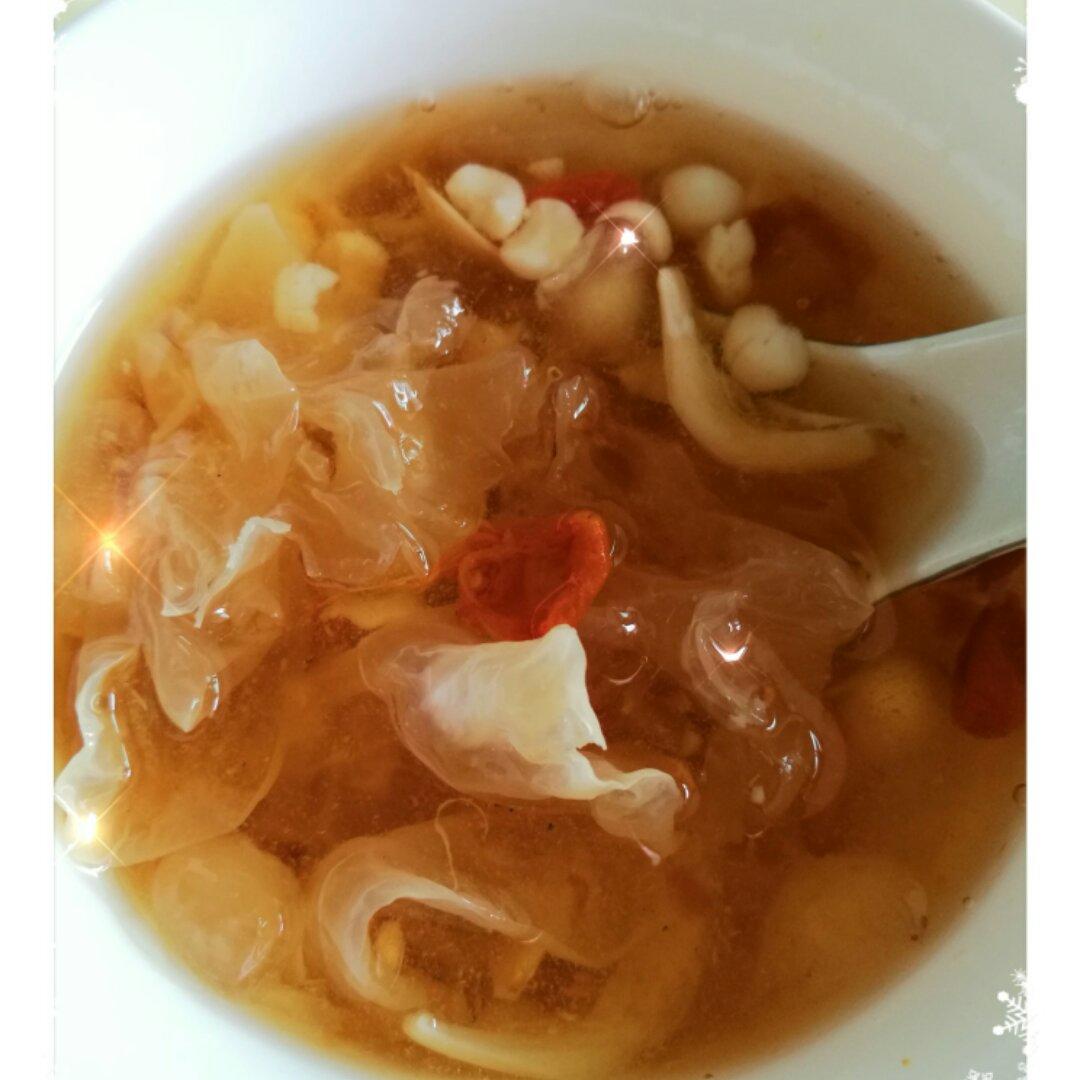 桃胶银耳莲子汤