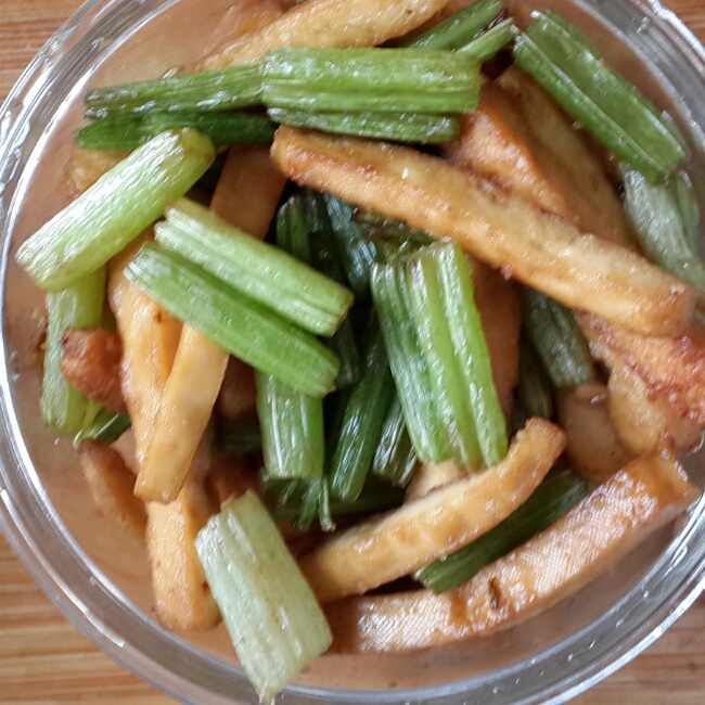 素菜：芹菜炒豆腐干
