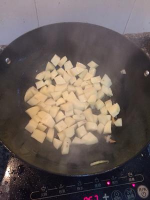 土豆焖鸡翅尖的做法 步骤4