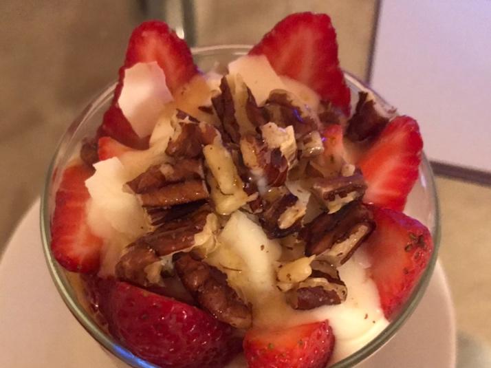 草莓酸奶燕麦慕斯杯