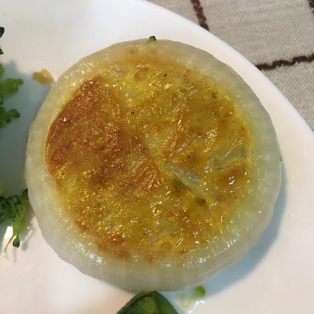 用洋葱圈来定型的可爱土豆煎饼