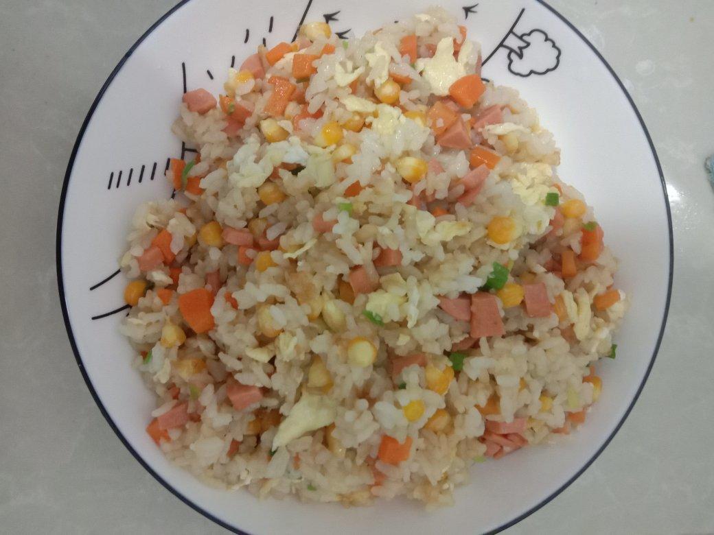 玉米胡萝卜火腿鸡蛋炒饭