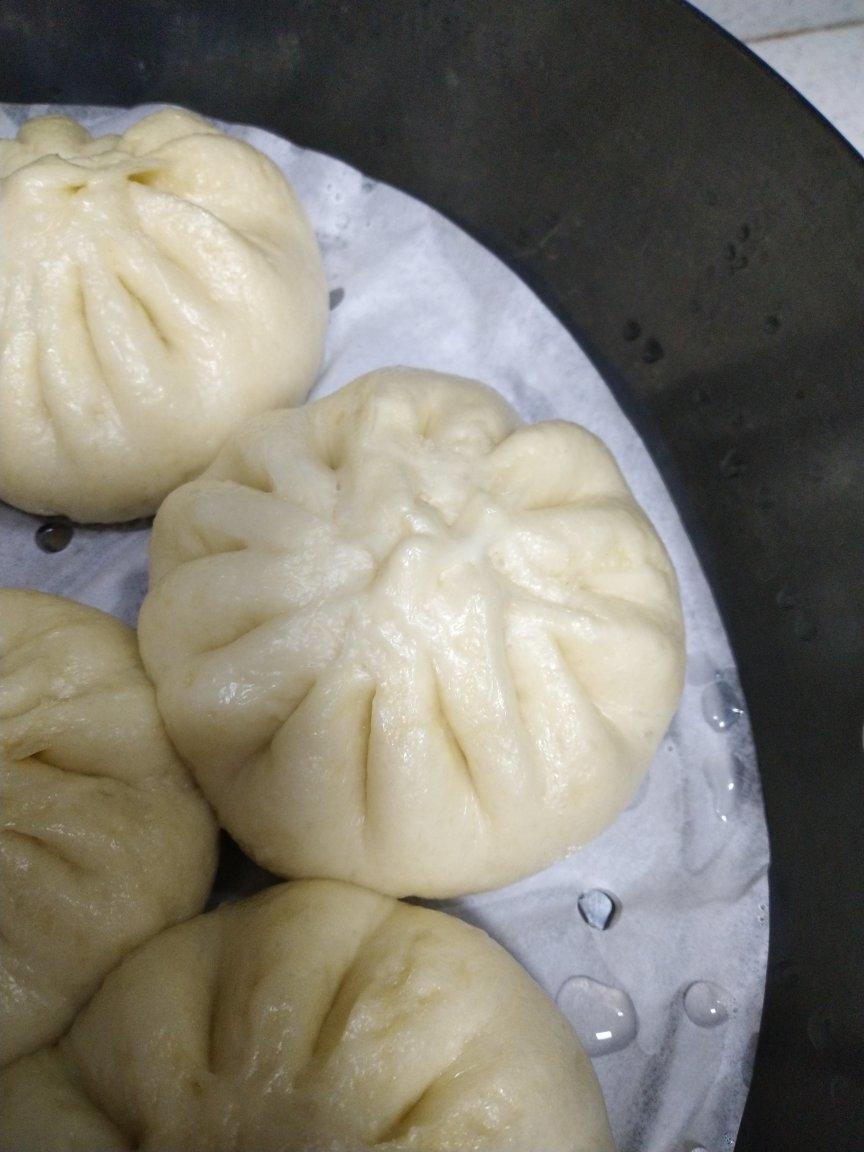 松软多汁的肉包子