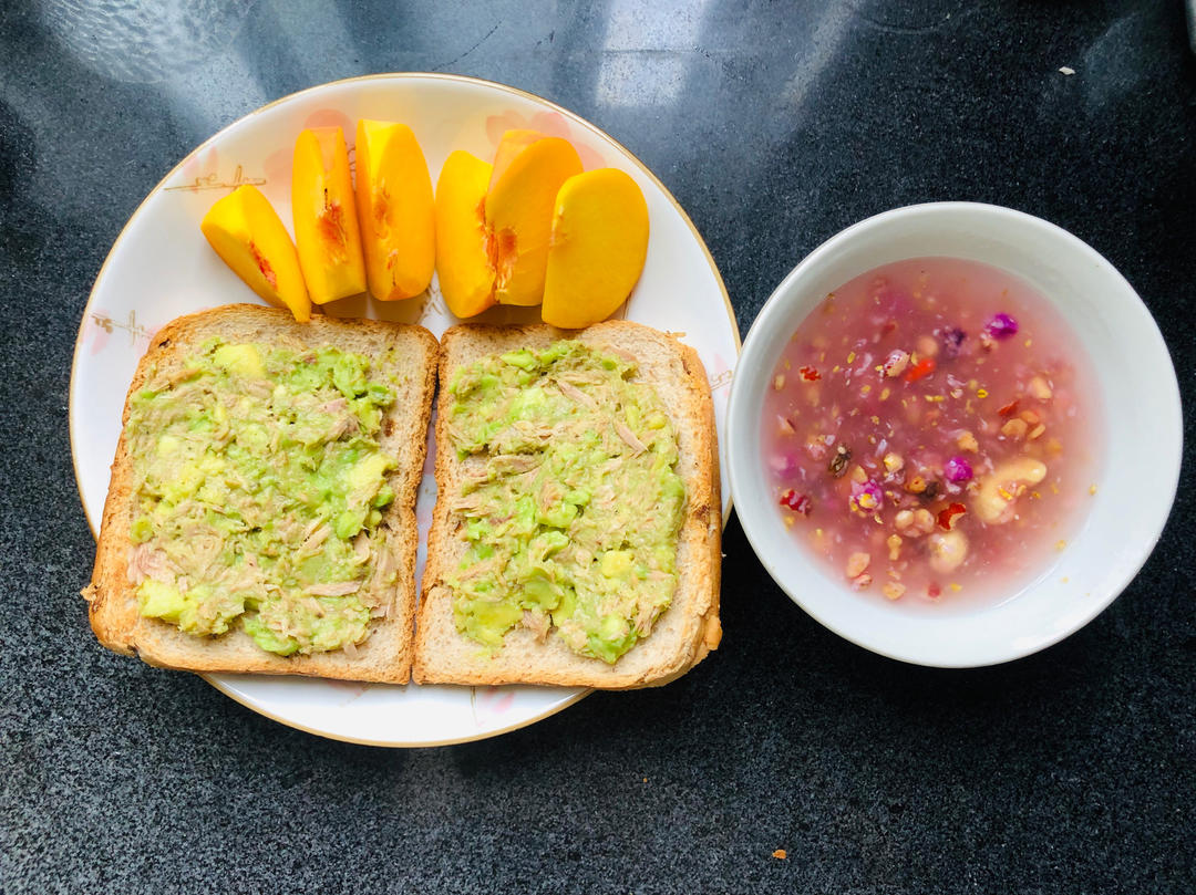 金枪鱼牛油果全麦三明治清新元气早餐