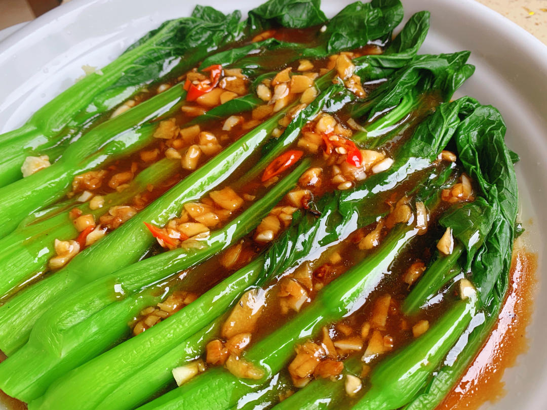 三个眯眯眼的麻麻做的蒜蓉广东菜心