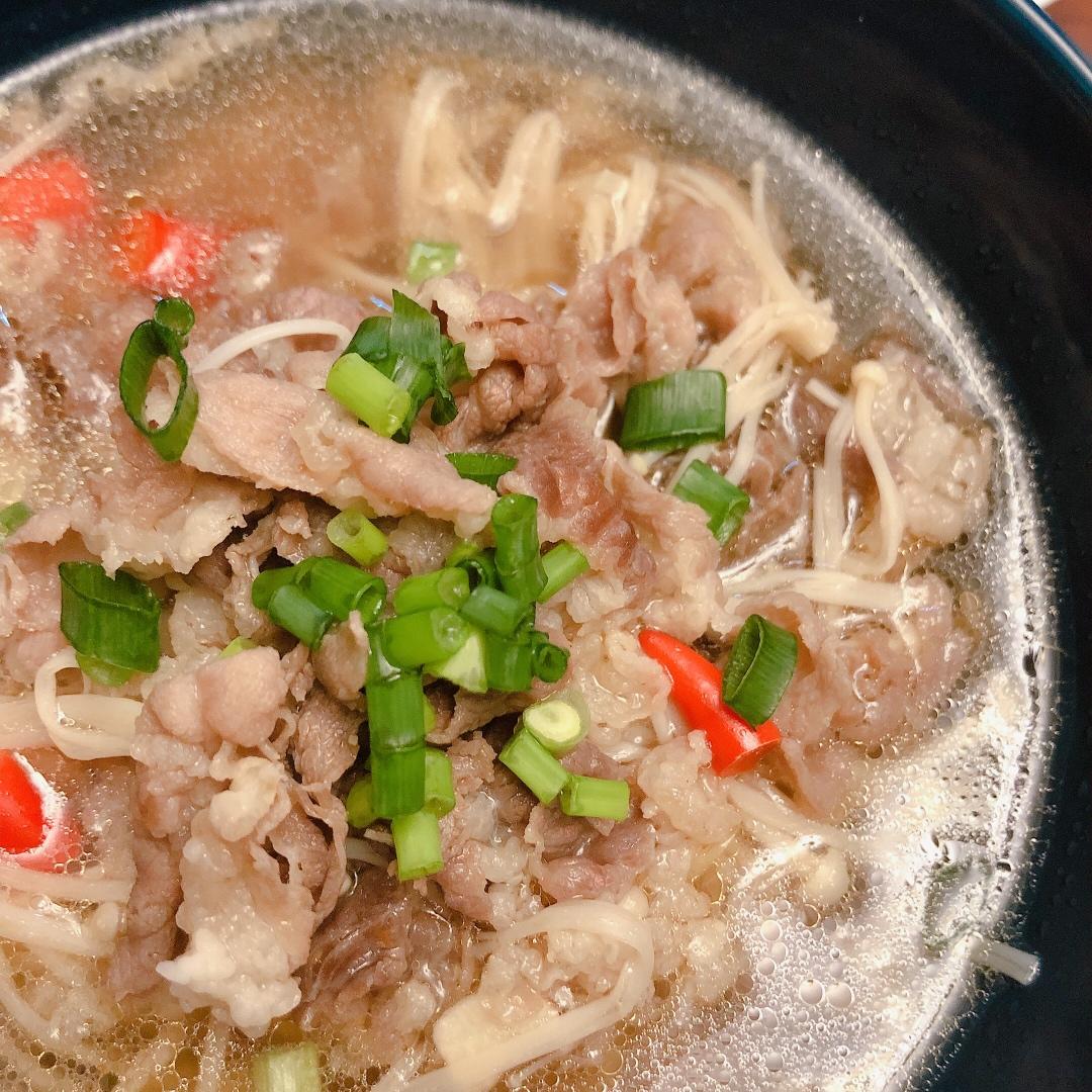 暖阳里的酸汤肥牛金针菇