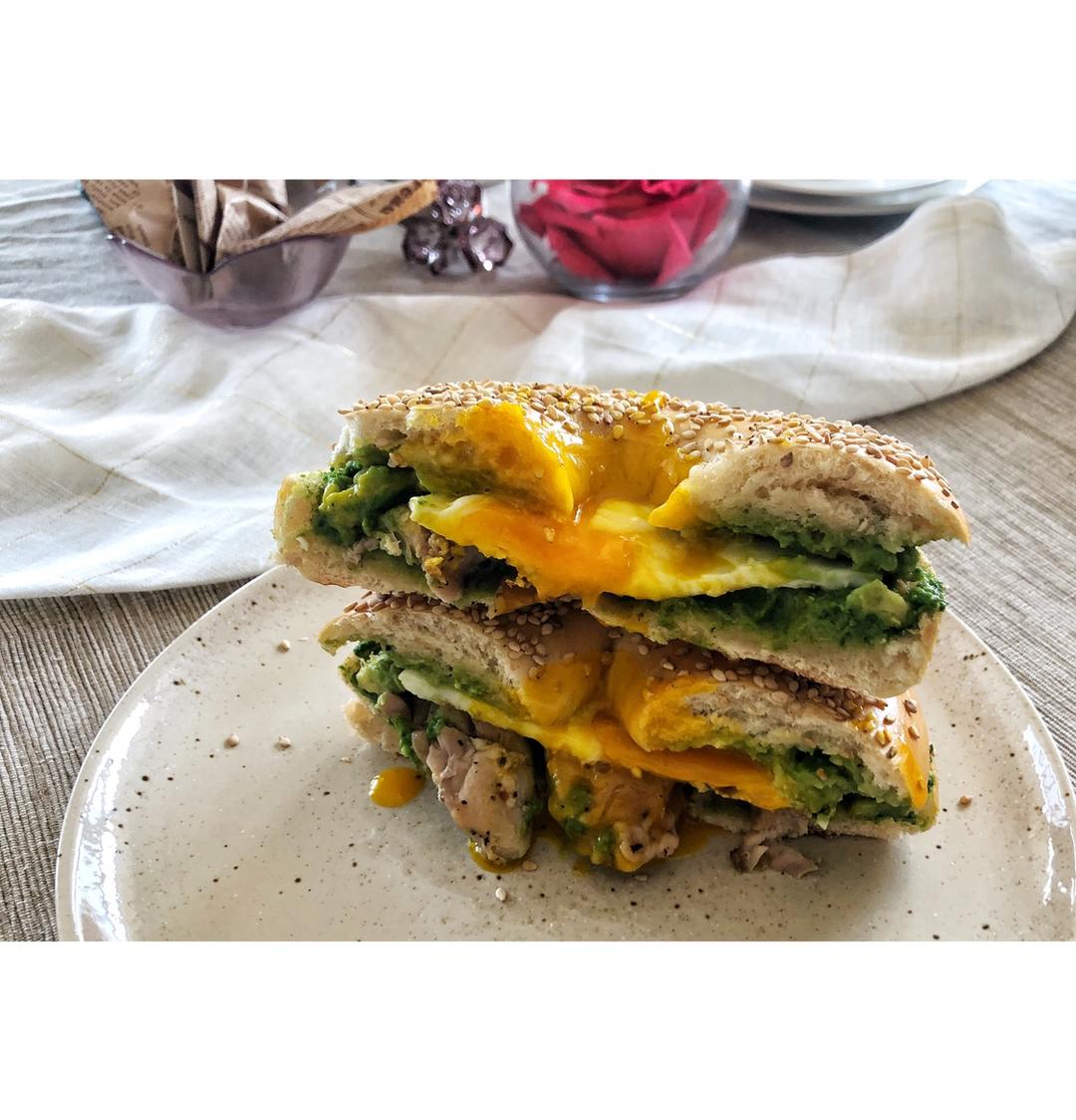 青酱鸡胸肉贝果三明治