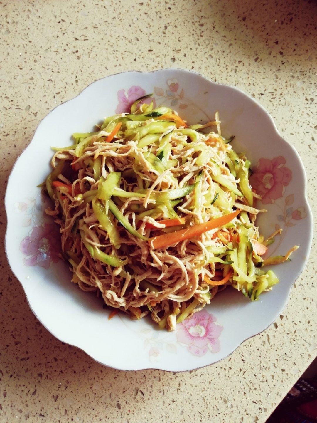 夏日爽口的鸡丝黄瓜