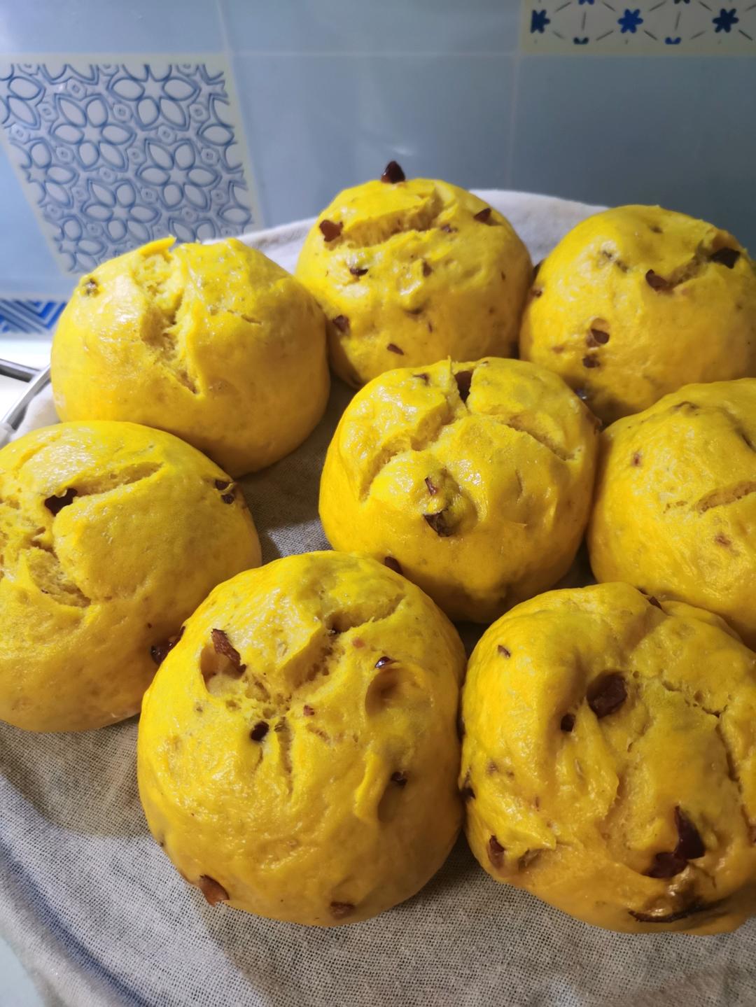 不加一滴水的南瓜开花馒头，纯南瓜泥和面，无需泡打粉，枣香浓郁个个开花