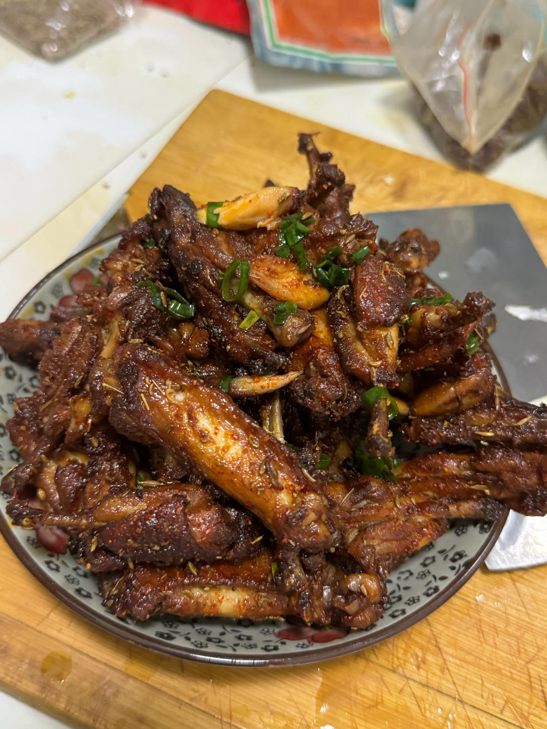 香辣鸡翅（手指都舔干净）