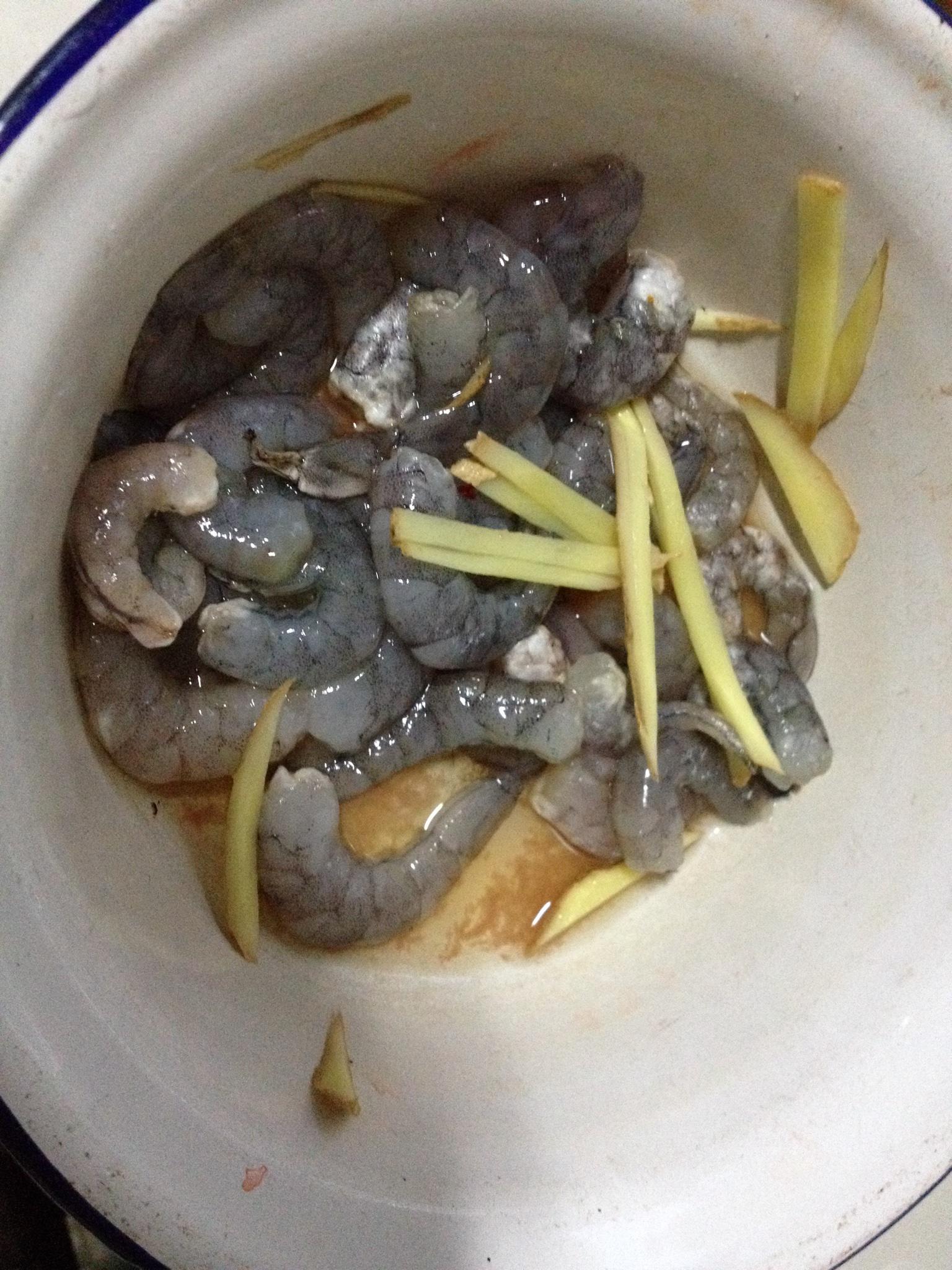 砂锅基围虾粥的做法 步骤4