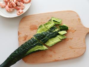 “中式沙拉”—凉拌鲜虾玉米黄瓜的做法 步骤2