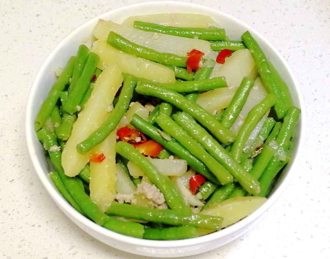 豇豆炒土豆是很神奇的一道菜, 没有一丁点肉, 却好吃到爆