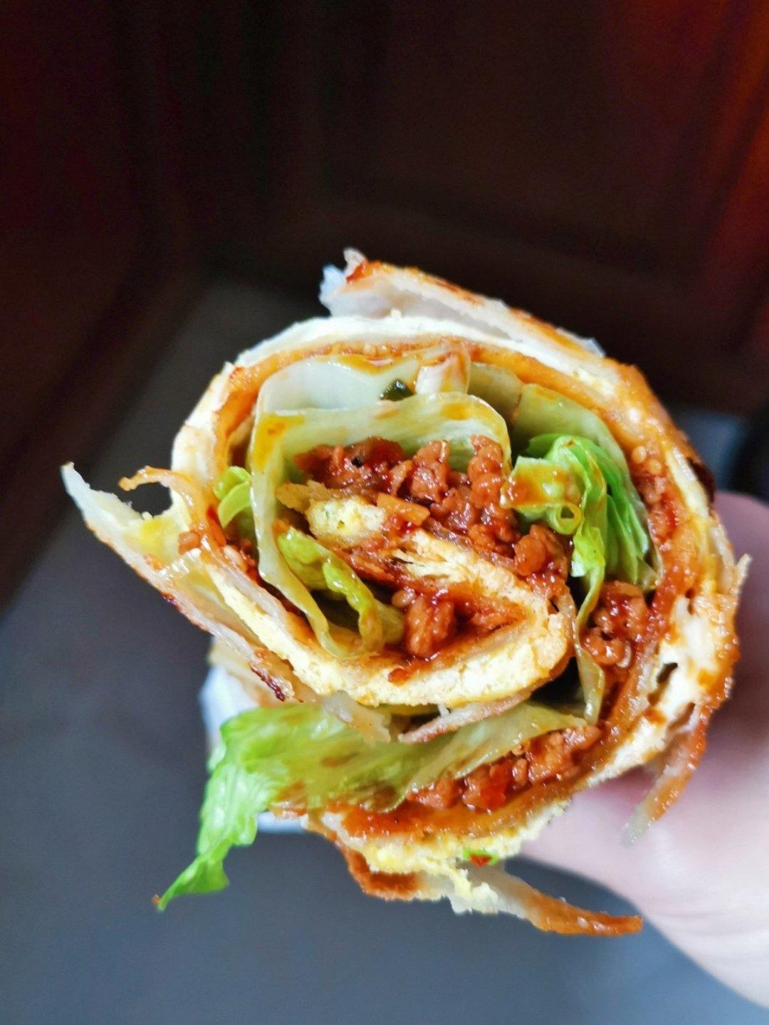 鼓大泡的鸡蛋灌饼(附煎饼酱做法)