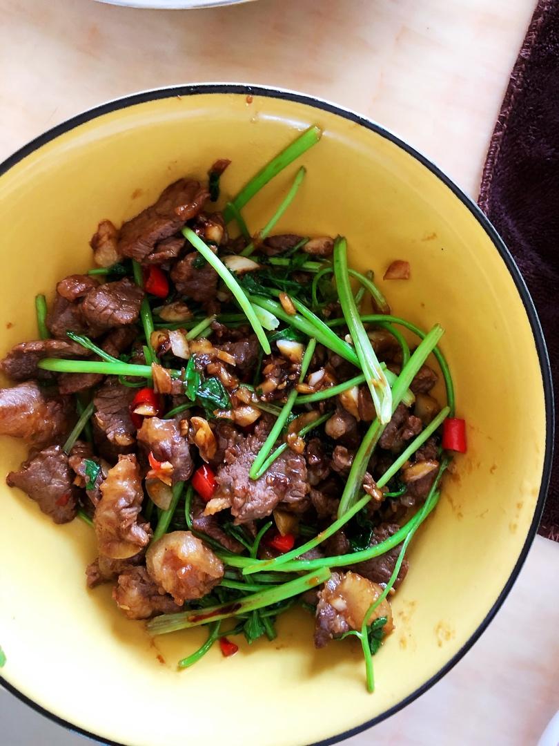 〈小炒黄牛肉〉，这个太好吃了。欣小厨 😉