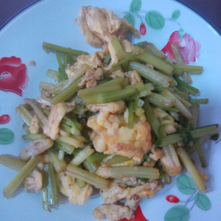 蚝油鸡蛋炒芹菜