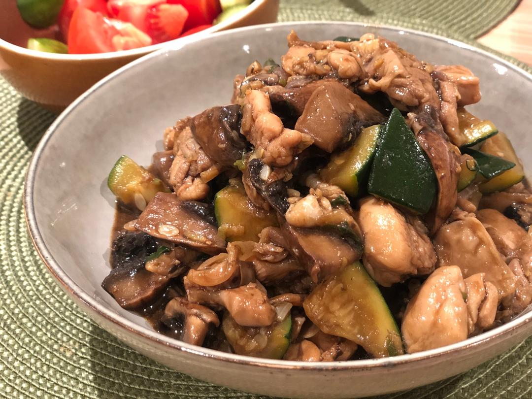 鸡腿肉炒蘑菇