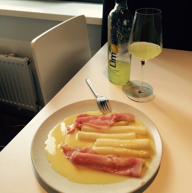 火腿丁白酱佐白芦笋