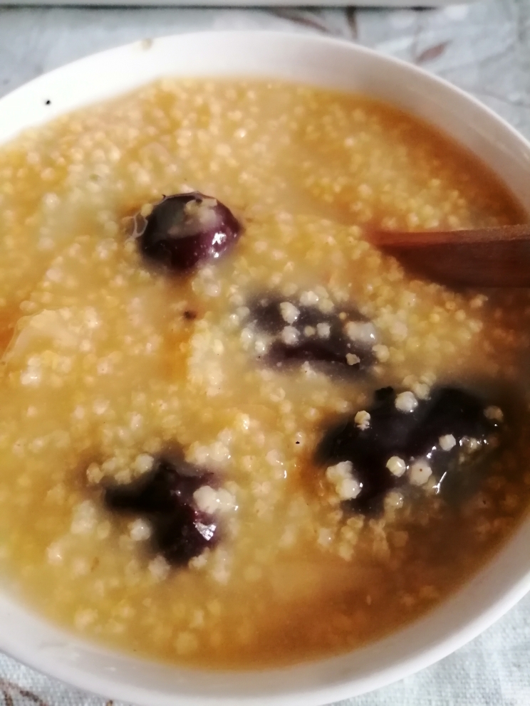 黄芪红枣补气小米粥的做法