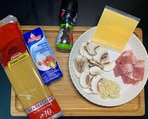 奶油培根意大利面的做法 步骤2