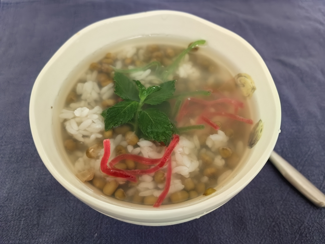 老苏州记忆中的那碗苏式绿豆汤--糯米、冬瓜糖、红绿丝