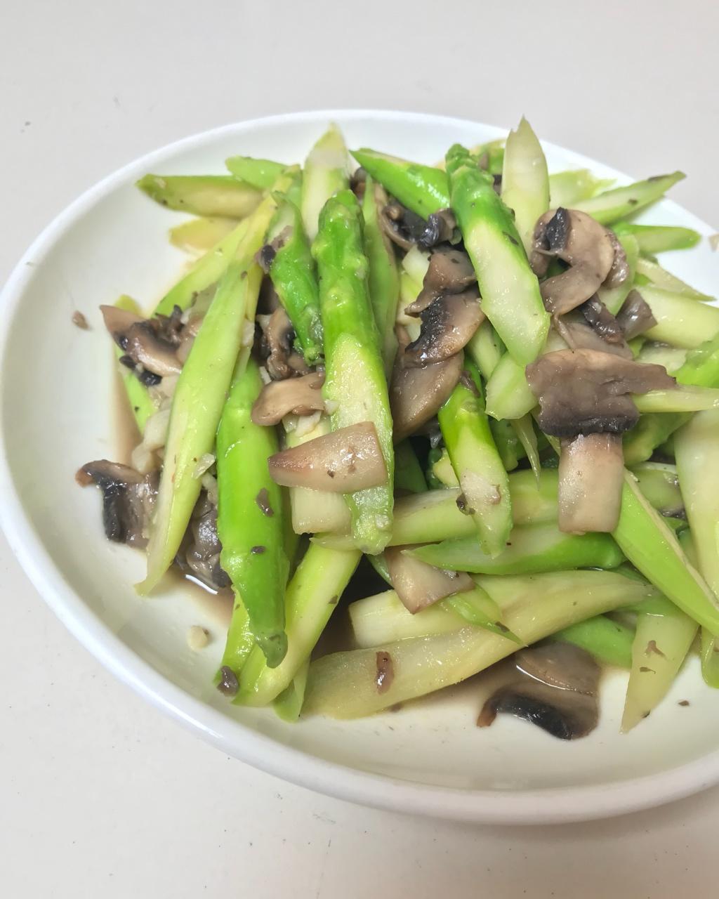 芦笋炒蘑菇