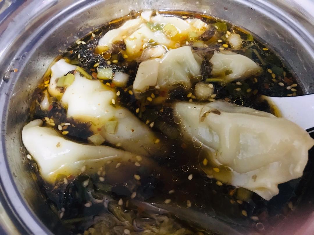 省时又便捷，没人能抗拒这碗酸汤水饺！🥟
