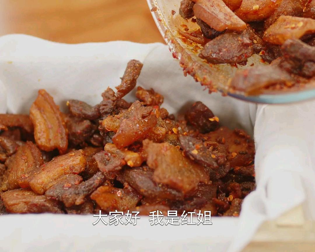 不爱吃的肥肉做成猪油渣，香辣酥脆，当零食下酒都好吃！