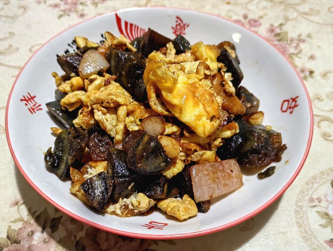 雞蛋炒皮蛋（松花蛋）