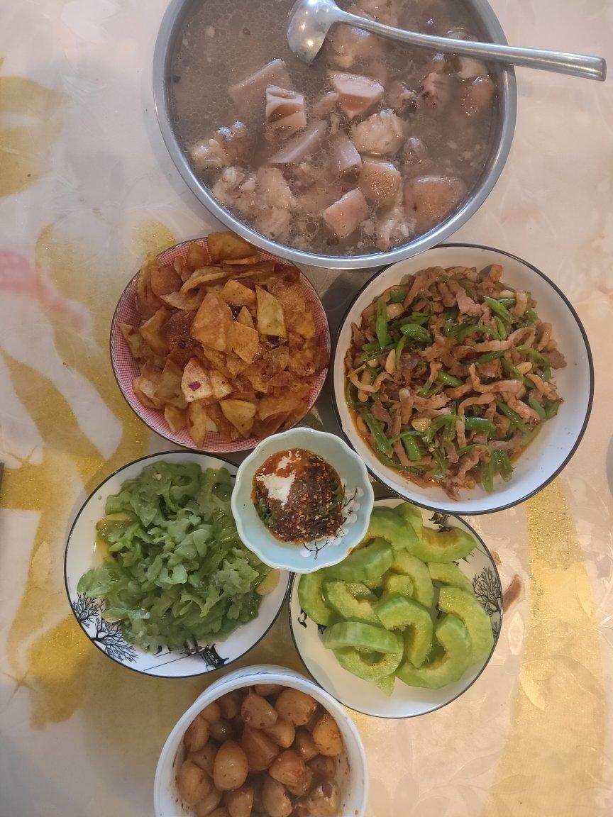 清爽蒜泥干锅鸡脚排骨