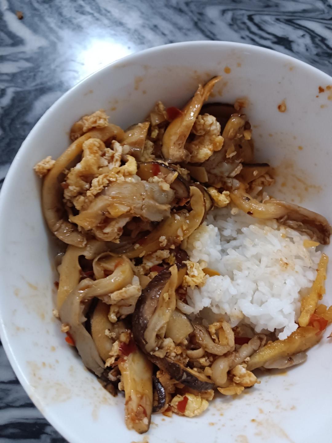 蘑菇炒鸡蛋	平菇这样炒，鲜美无比巨好吃