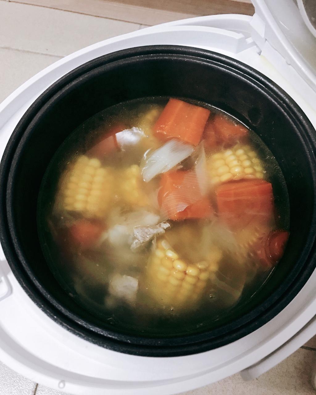 胡萝卜玉米龙骨汤