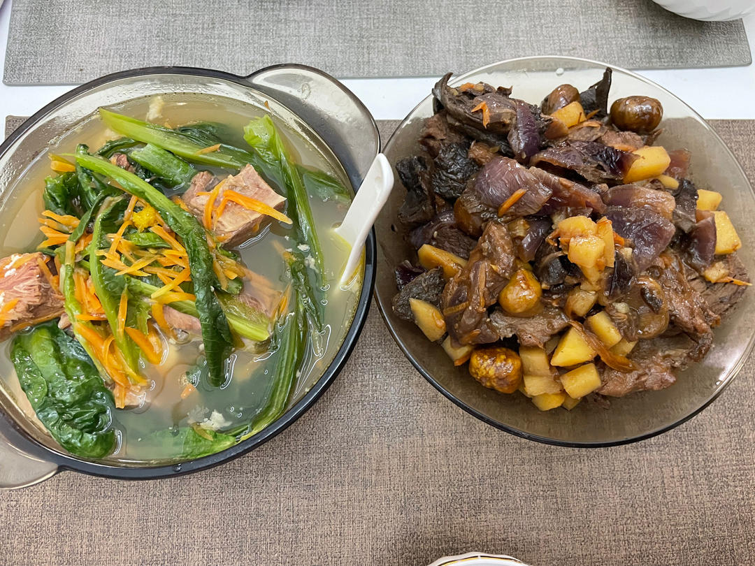 清炖羊排，老爸的拿手菜，汤鲜味浓，羊肉软烂，连萝卜都非常好吃