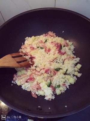 剩米饭的逆袭（鸡汁土豆培根炒饭）的做法 步骤4