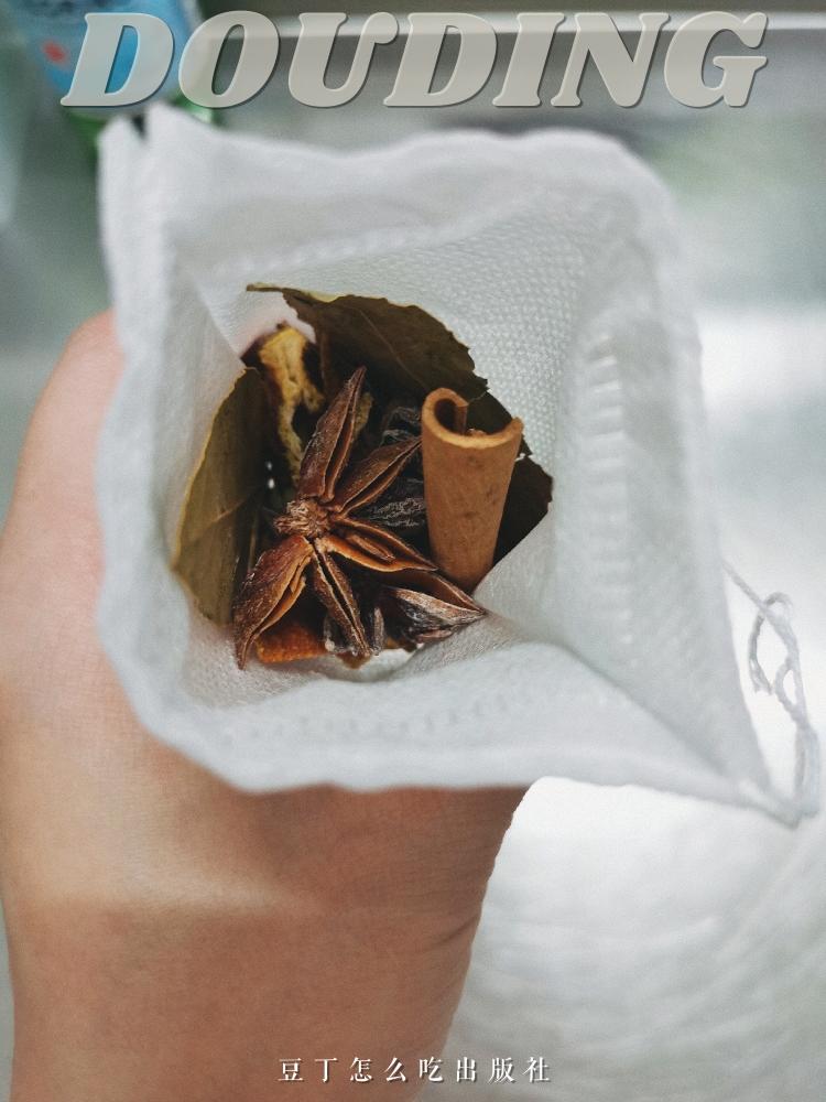 方便简单的炖牛尾牛蹄筋骨汤 生酮低碳水之超级食物的做法 步骤1