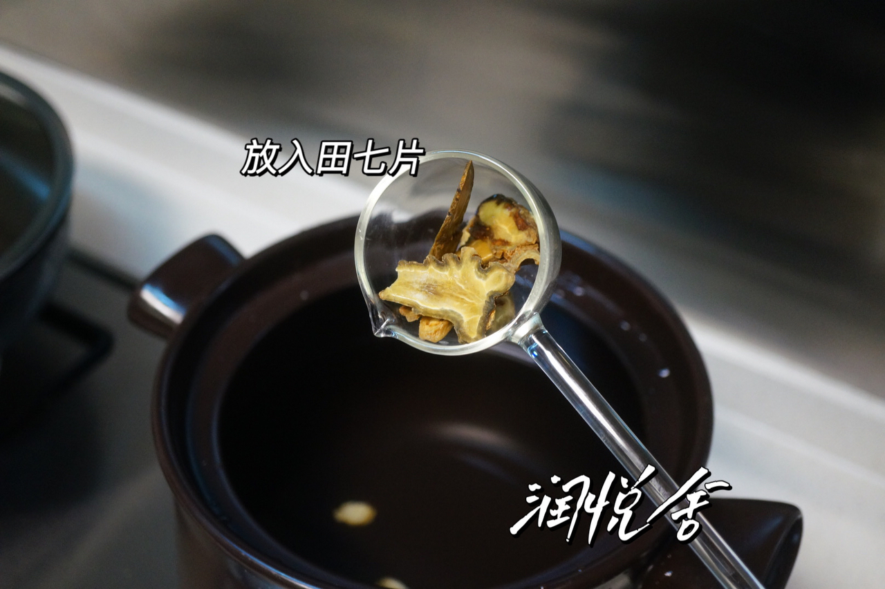 🍲田七花旗参鸡汤 青少年增高 老人活血化淤的做法 步骤3