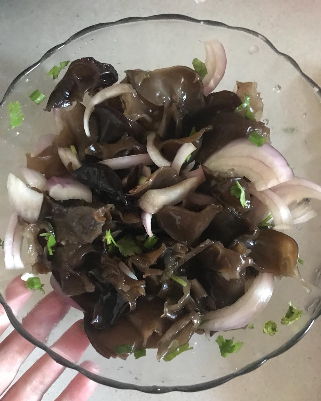 洋葱拌木耳