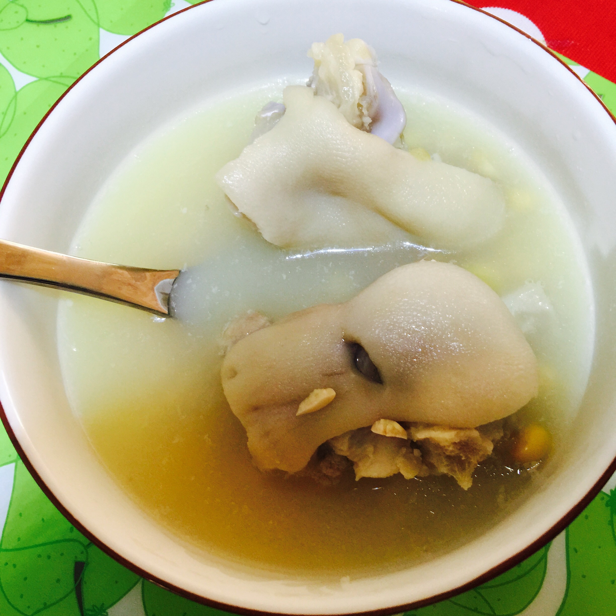 黄豆花生猪脚汤