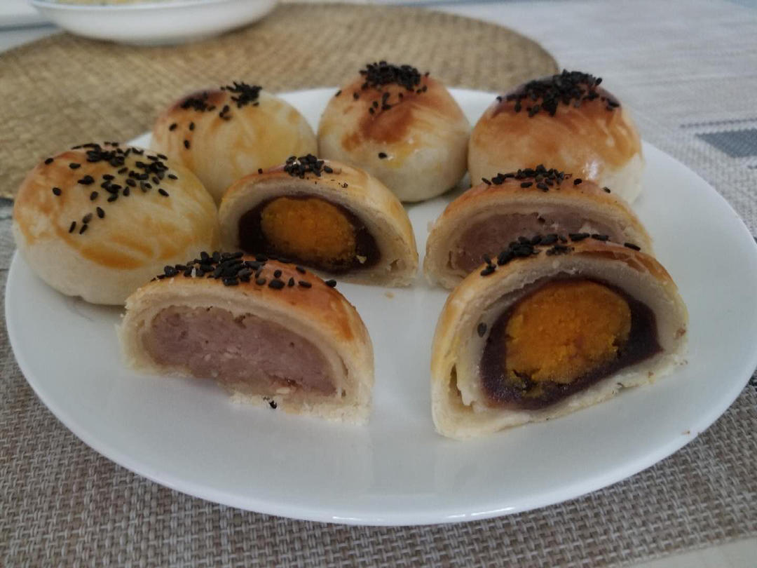 酥到掉渣的美味蛋黄酥