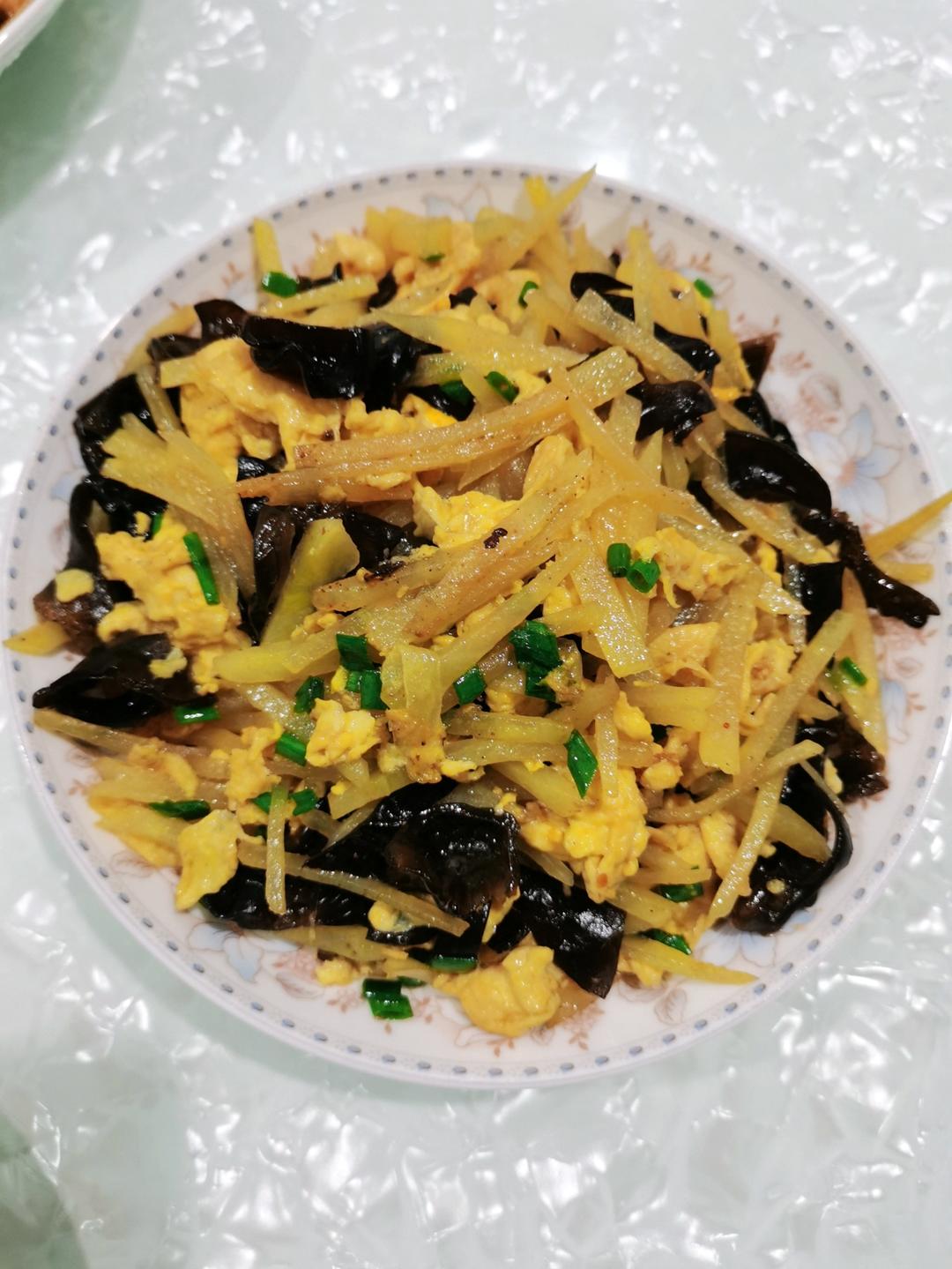 土豆丝炒鸡蛋（麻辣鲜香超下饭）