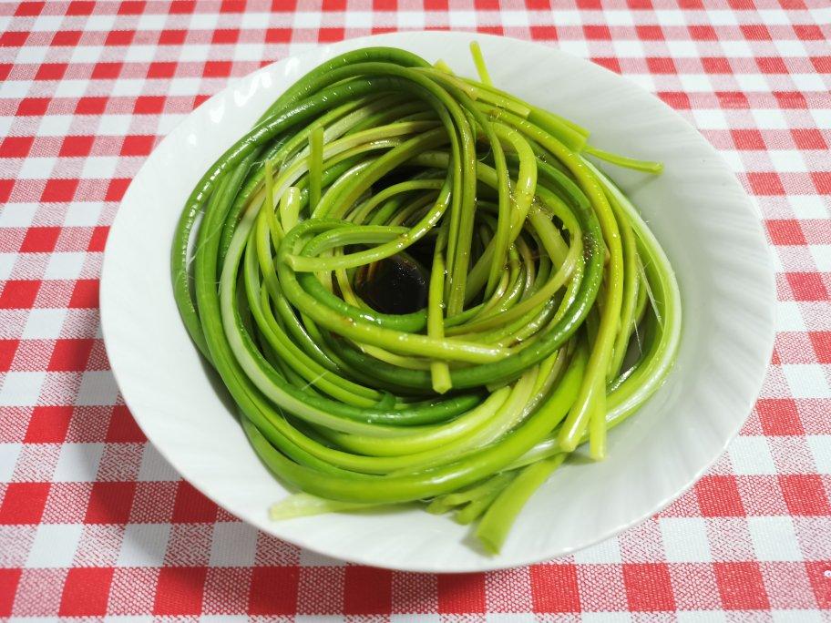 凉拌手撕蒜苔