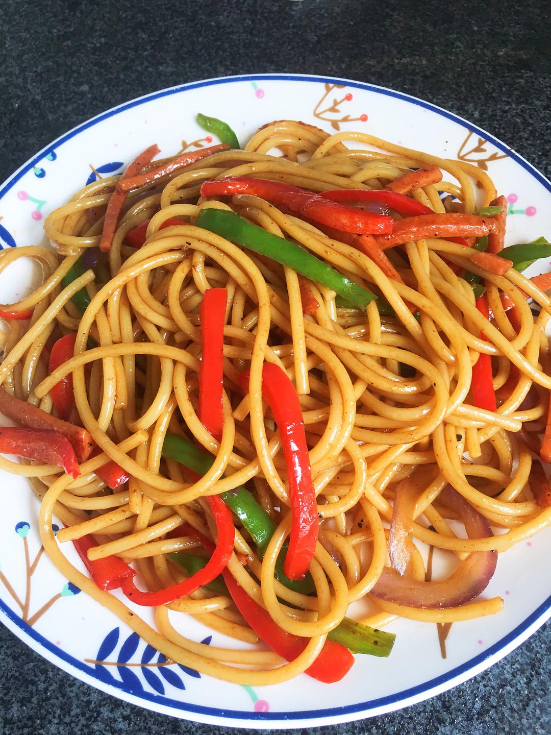 黑椒火腿炒意面的做法