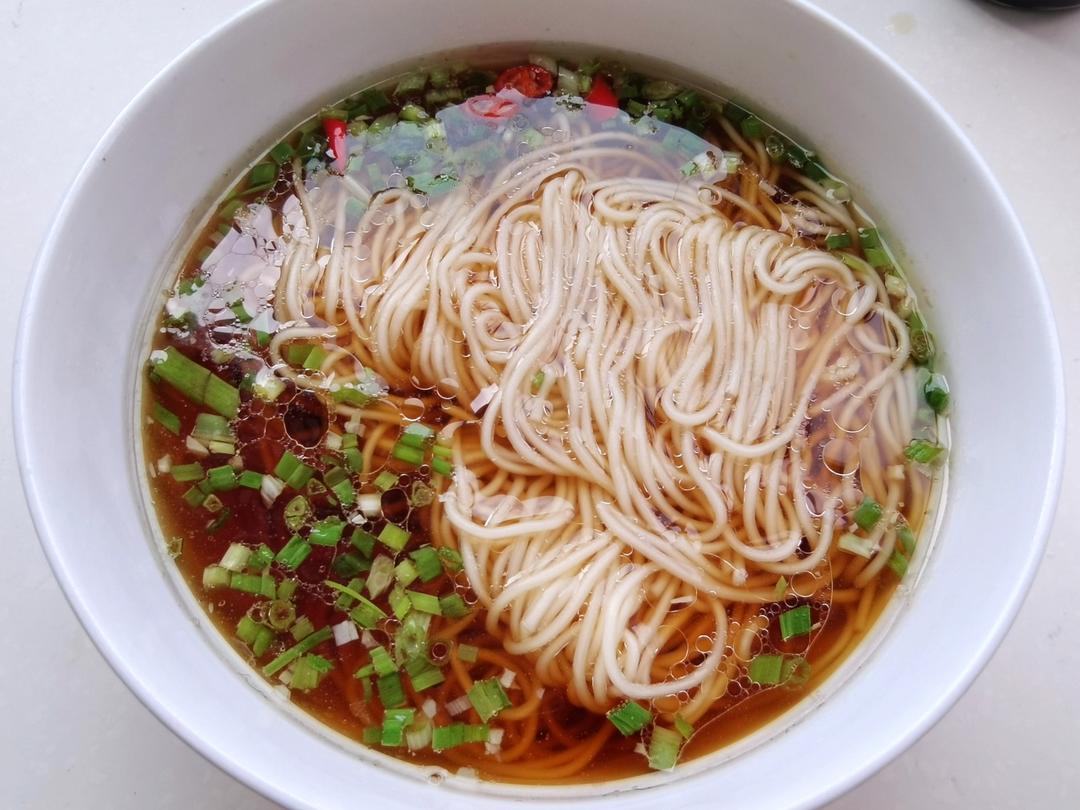 一碗清汤面 🍜 —— 秋日里的治愈系