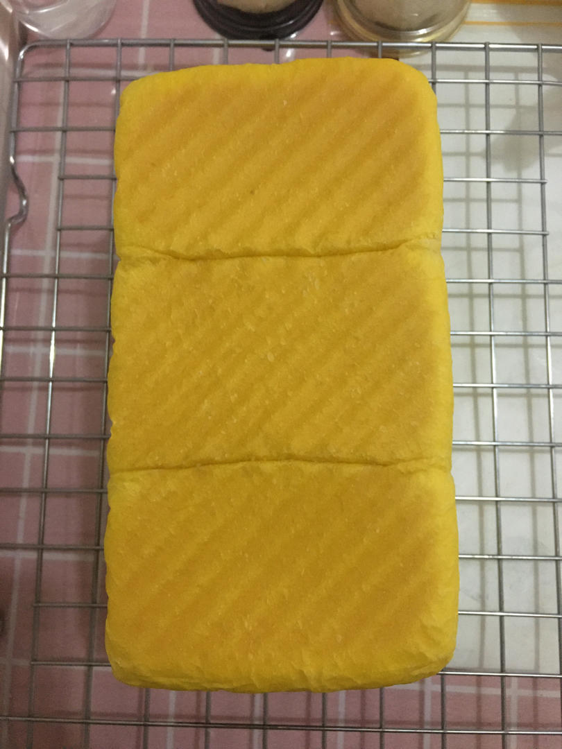 金灿灿的南瓜吐司，松软得没话说！