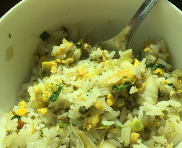 酸菜鸡蛋炒米饭的做法